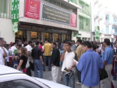 Devant une salle de cinéma à Tunis lors des JCC 2004