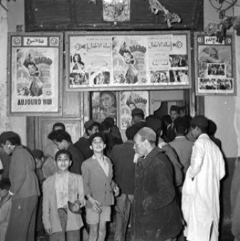 Devant une salle de cinéma à Tunis dans les années soixantes